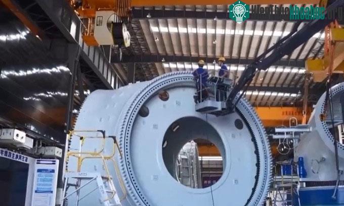 Các công nhân kiểm tra một bộ phận chính của turbine gió 18 MW.