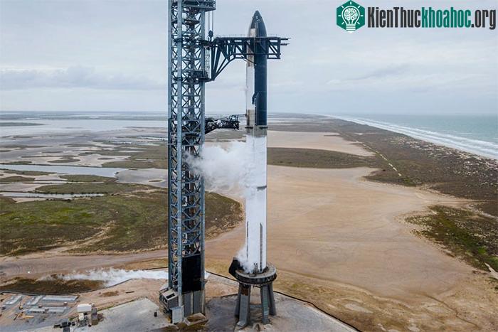 Tên lửa Starship tại bãi phóng vũ trụ ở Boca Chica, Mỹ