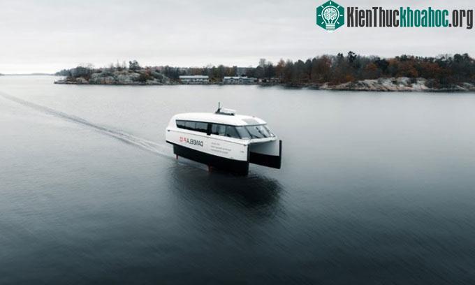 Mẫu phà P-12 chạy trên mặt nước ven thành phố Stockholm.