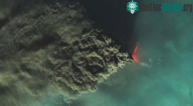 Lượng khói bụi do núi lửa Klyuchevskoy đã lan ra một vùng dài tới hơn 2km
