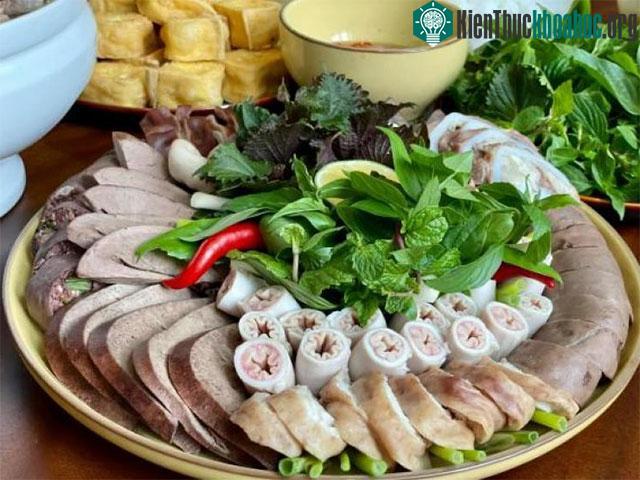 Nội tạng động vật có chứa nhiều đạm, axit bão hòa, cholesterol.