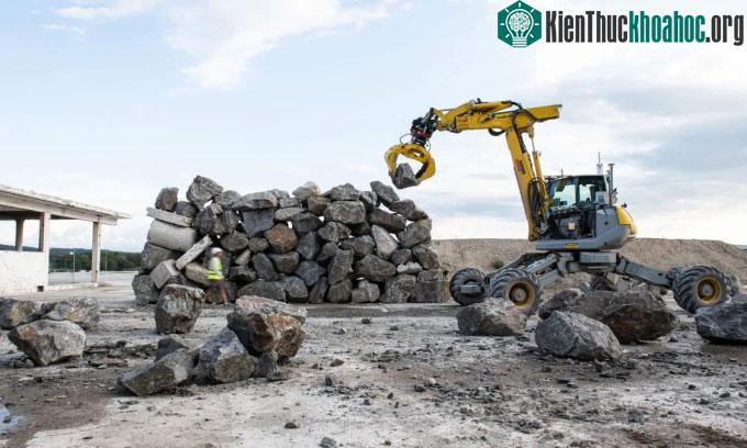 Robot HEAP xây bức tường tự đứng vững từ bêtông tái chế và đá gneiss.
