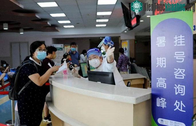 Nhân viên y tế hướng dẫn cho phụ huynh tại Bệnh viện Nhi đồng Bắc Kinh