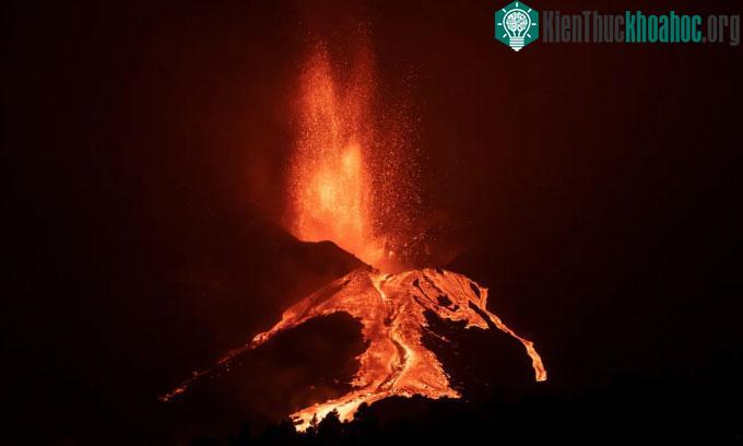 Dung nham chảy ra từ núi lửa Cumbre Vieja trên đảo La Palma, Tây Ban Nha.