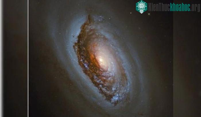 Messier 64 có biệt danh là "Thiên hà Mắt đen" vì làn bụi tối tăm che khuất khu vực trung tâm.