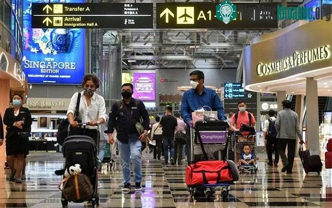 Hành khách tại sân bay quốc tế Changi (Singapore).