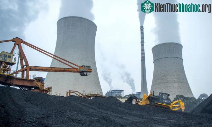 Máy ủi đẩy than lên băng chuyền ở nhà máy điện Giang Du, tỉnh Tứ Xuyên, Trung Quốc