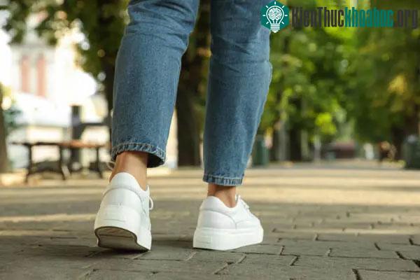 Đi lùi thì ngược lại, nó có thể thư giãn các cơ và xương căng thẳng ở cổ