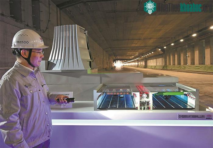 Công nhân giới thiệu kết cấu của đường hầm dưới nước dài 6,8km.