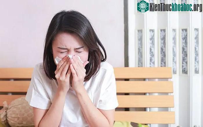 Đau họng do dị ứng có thể kèm theo các triệu chứng như ngứa mũi, nghẹt mũi, chảy nước mắt