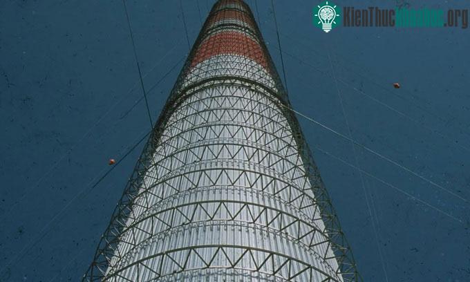 Tháp khí hướng lên năng lượng mặt trời tại Tây Ban Nha năm 1982.