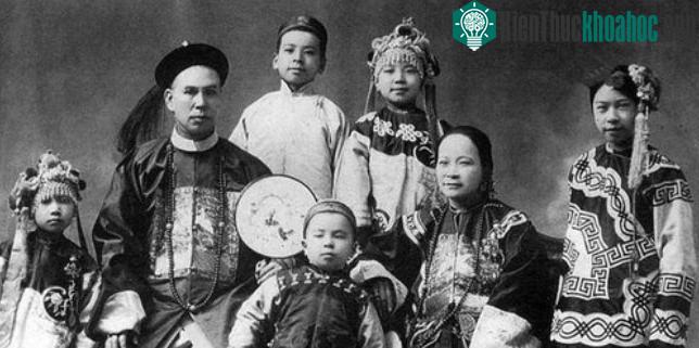 Sau khi nhà Thanh diệt vong, rất nhiều hậu nhân Ái Tân Giác La đổi họ thành “Kim”.
