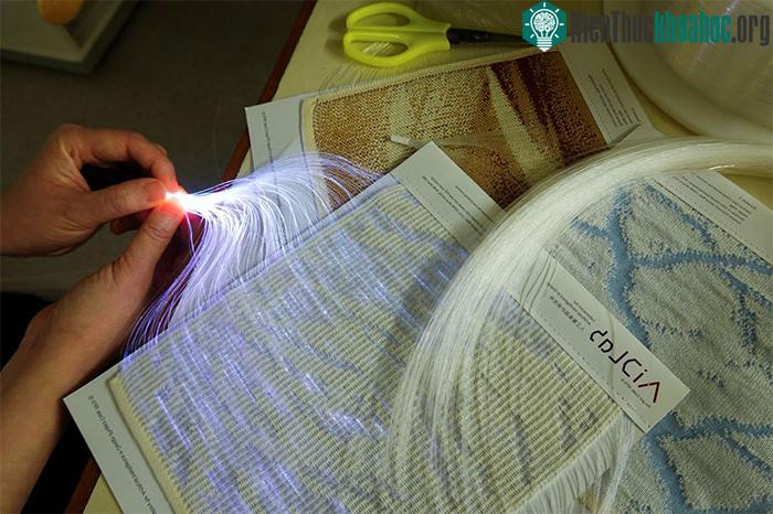Vải trên được dệt bằng sợi quang nhựa (POF) và sợi dệt có thể ánh lên nhiều màu sắc