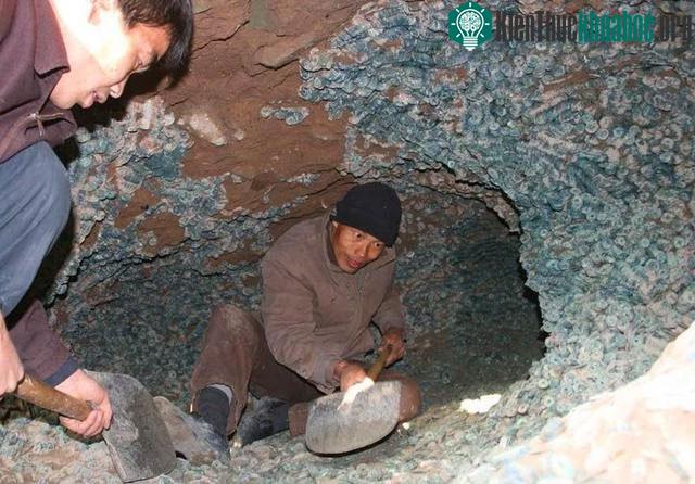 Công nhân đang đào đất thì nghe thấy âm thanh lạ tựa như tiếng va chạm của kim loại.