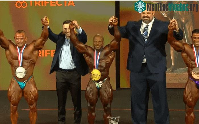 Vận động viên thể hình trong thật nhỏ bé bên Brian Shaw.