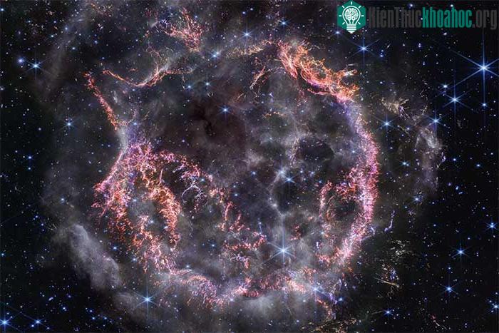Siêu tân tinh Cassiopeia A cách Trái đất 11.000 năm ánh sáng.
