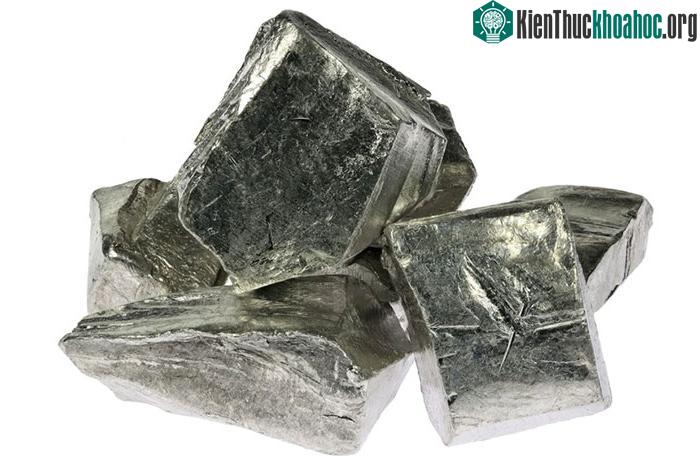 Ngày nay, indi rất quan trọng đối với nền kinh tế thế giới dưới dạng oxit thiếc indi (ITO)
