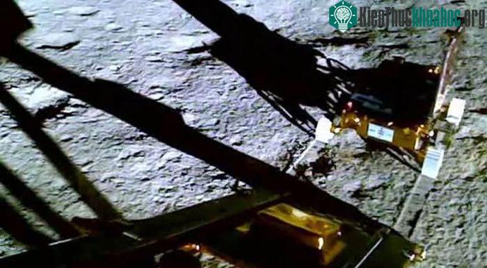 Ảnh cắt từ video tàu thăm dò Chandrayaan-3 hạ cánh lên Mặt trăng.&nbsp;
