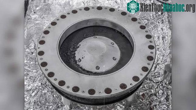 Hình ảnh bên ngoài của bộ thu mẫu OSIRIS-REx.