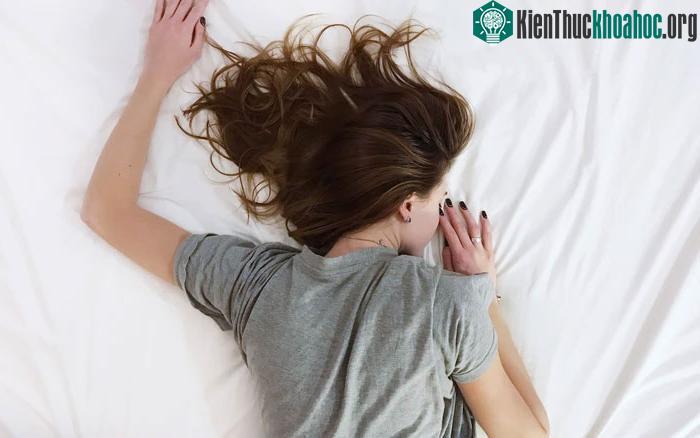 Đau cổ khi ngủ dậy có thể do nhiều nguyên nhân gây ra