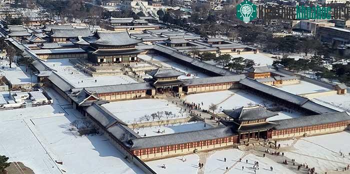 Tuyết bao phủ Yongbokgung ở Jongno-gu, Seoul.