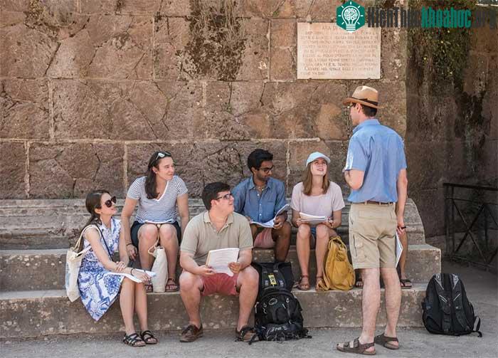 Một buổi học tiếng Latinh ở Diễn đàn La Mã và Đồi Palatine.
