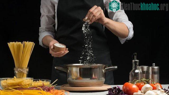 Chế độ ăn thừa muối sẽ rút ngắn tuổi thọ của con người.