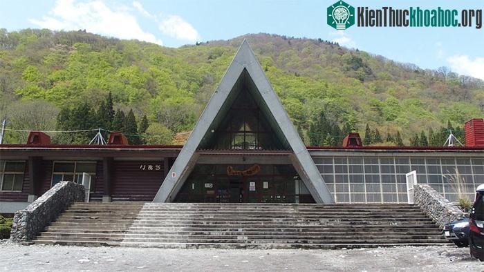 Nhà ga này nằm ở giữa đường hầm Shin-Shimizu dài 44.260 feet (13.490 mét).