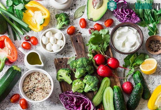 Ăn đa dạng thực phẩm giúp sống khỏe.
