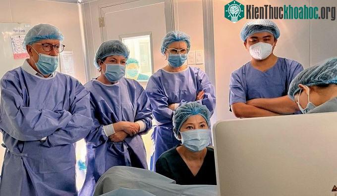 Các chuyên gia từ ĐH New South Wales học kỹ thuật IVM tại Bệnh viện Mỹ Đức, năm 2022.