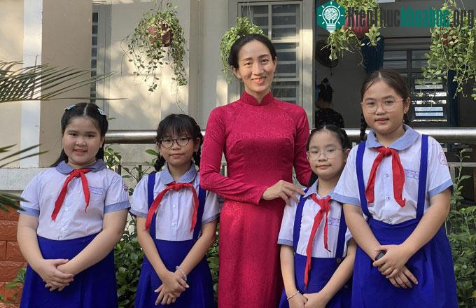 Nhóm học sinh Trường Tiểu học Nguyễn Thái Học cùng cô giáo hướng dẫn.
