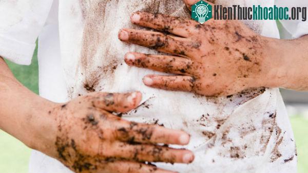 Quần áo có nhiều vết bẩn cứng đầu thì bột giặt sẽ xử lý tốt hơn.