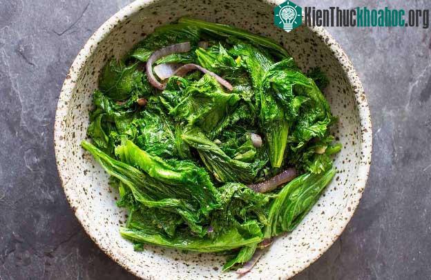 Cải bẹ xanh có chứa các chất chống oxy hóa là lutein và zeaxanthin, có lợi cho mắt.