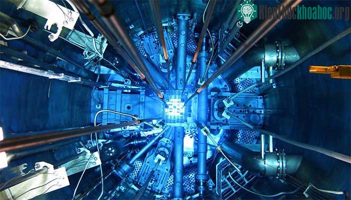 Bức xạ Cherenkov có thể khiến các hạt chuyển động nhanh hơn tốc độ ánh sáng? ảnh 1