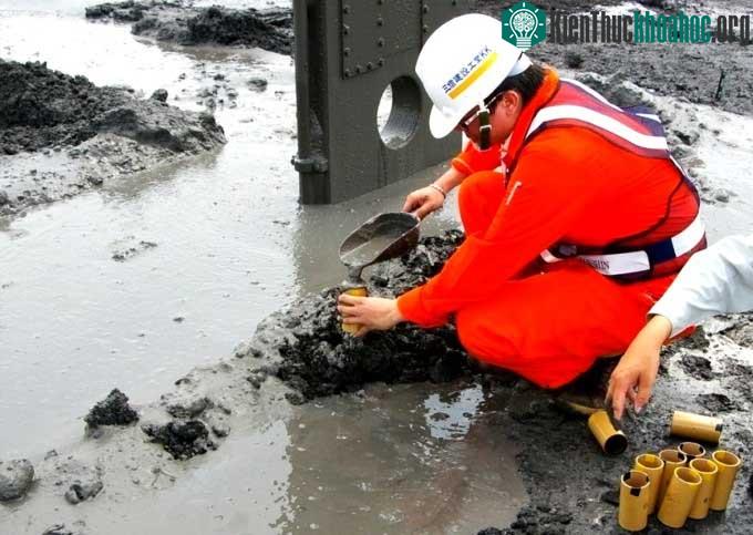 Canh đoạn thu gom bùn thải ở nhà máy phục vụ nghiên cứu