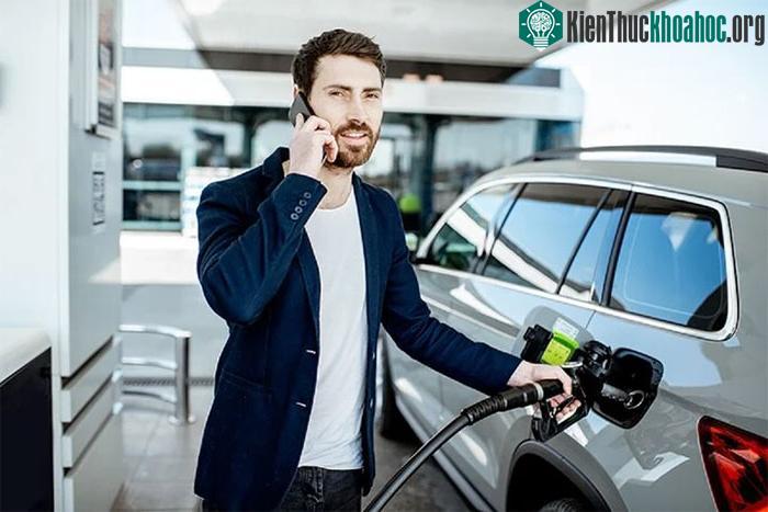 Không nên tự đổ hoặc làm việc riêng, nghe điện thoại khi đổ xăng.