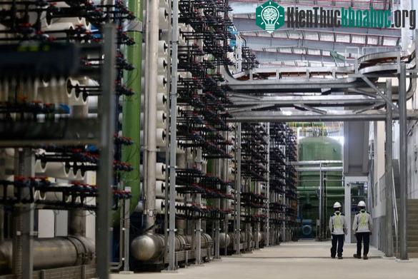 Nhà máy khử mặn Tuas tại Singapore đi vào hoạt động từ năm 2018.