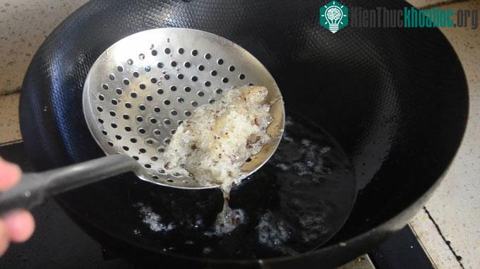 Không nên tái sử dụng loại dầu đã sử dụng để chiên cá, hải sản ở lần một.