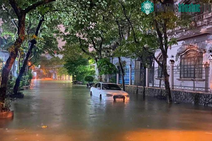 Ôtô bị ngập do nước lũ tràn vào ở khu vực Kiểm Huệ.