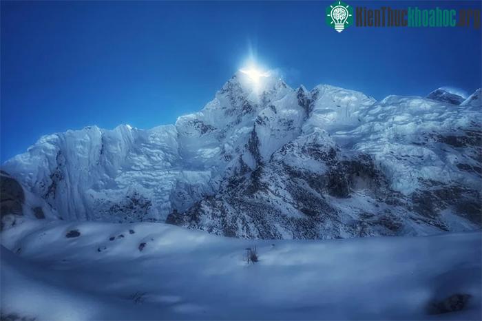 Có những thung lũng, hẻm núi và đứt gãy không đáy bên dưới dãy Himalaya.