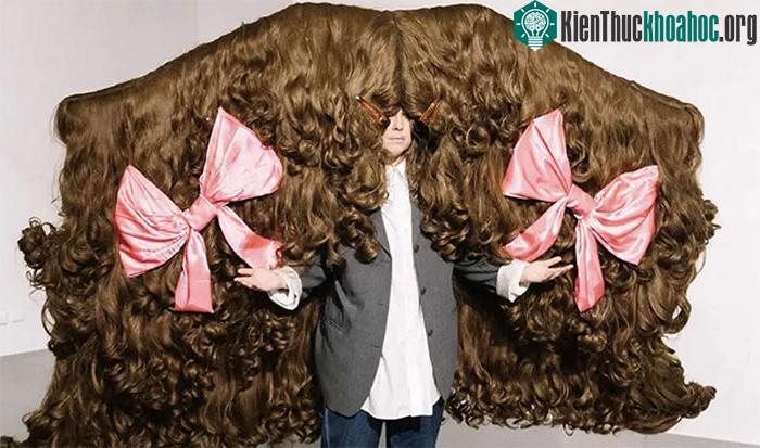 Bộ tóc giả có kích thước chiều rộng 2,58 mét.