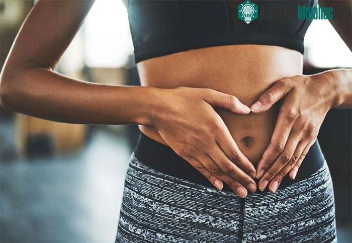 Rốn bị nhiễm trùng có mùi hôi kèm theo đỏ, viêm và nóng khi chạm vào.