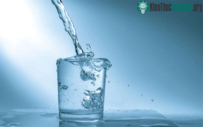 Việc tìm thấy 1 ly nước trên Mặt trăng sẽ là điều không đơn giản.