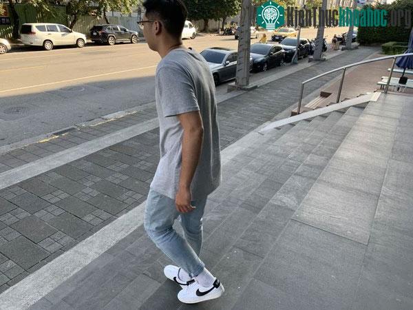 Đi bộ ngược là một bài tập aerobic có thể tăng cường khả năng co bóp của cơ tim