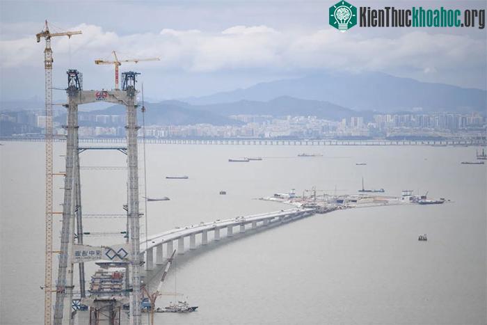 Siêu dự án cầu Thâm Quyến - Trung Sơn có một đường hầm dưới biển.