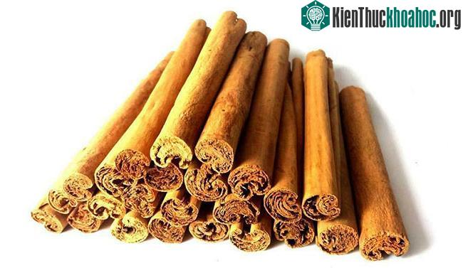 Loại gia vị này có mùi thơm và vị ngọt ấm. Nó cũng có những lợi ích sức khỏe.