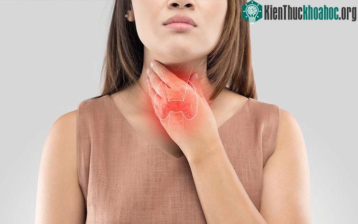 Không khí lạnh và khô khiến chất nhầy dư thừa chảy xuống họng gây đau họng.