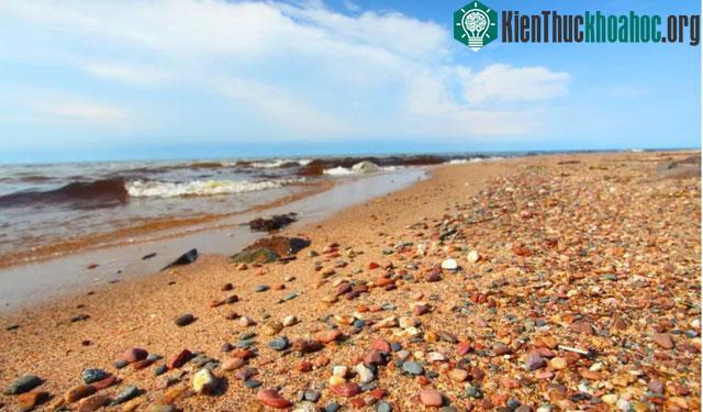 Hồ Agate có nhiều đá quý là kết quả của đợt phun trào núi lửa từ cách đó hơn 100 triệu năm.