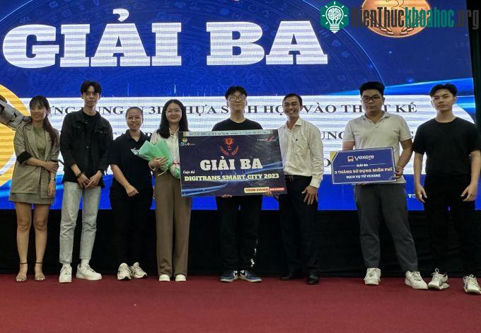 Đại diện thành viên nhóm nhận giải ba tại cuộc thi DigiTrans Smart City