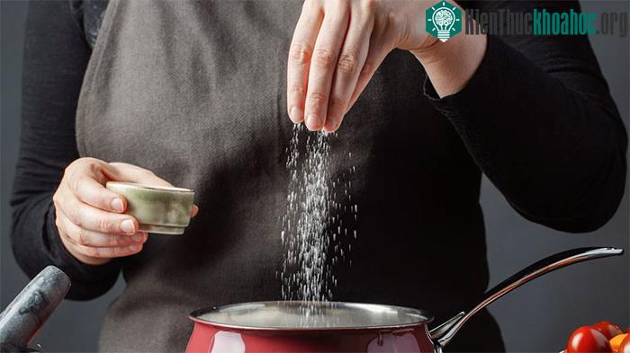 Một người trưởng thành chỉ nên sử dụng dưới 5 gam muối/ngày để đảm bảo sức khỏe.